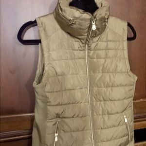 Puffer vest with faux fur collar